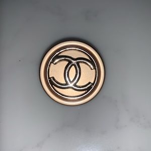 Cc buttons in good condition have quantity of (6)